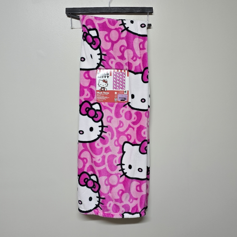 NWT HELLO KITTY SANRIO AUTHENTIC PINK‎ PLUSH THROW BLANKET 50"x70"